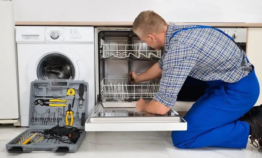 Kaynaşlı Hotpoint servisi teknisyen ekibi beyaz eşya tamiri yaparken
